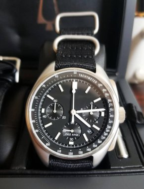 Metal veya deri kayışlı kronograf kol saati. İsviçre yapımı..