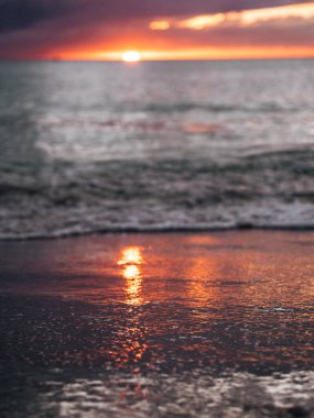 Denizin üstünde fırtına bulutları. Dramatik gökyüzü, dalgalar ve su sıçramaları. Koyu deniz manzarası.