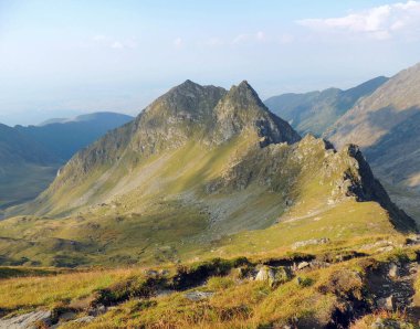 Transilvanya manzarası - Karpatya dağları. Güzel manzara, çarpıcı manzara.