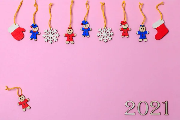 Tatlı küçük noel oyuncakları Pembe arka planda tahta oyuncaklar