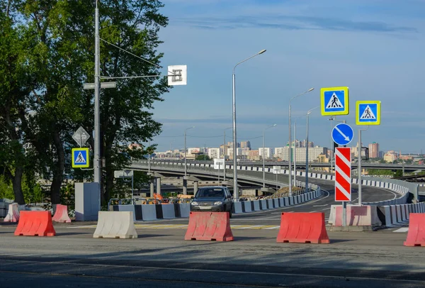 Dokončení Městské Komunikace Mosty Přes Řeku — Stock fotografie