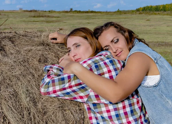 Duas Meninas Bonitas Jovens Estão Lado Palheiro Perto — Fotografia de Stock