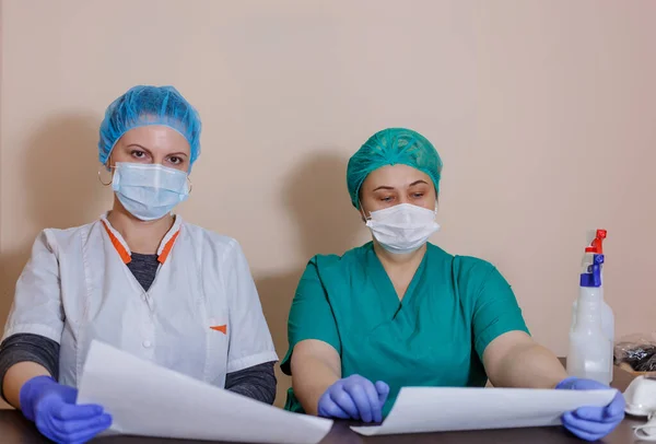 Une Femme Médecin Dans Masque Stérile Uniforme Sur Une Pause — Photo