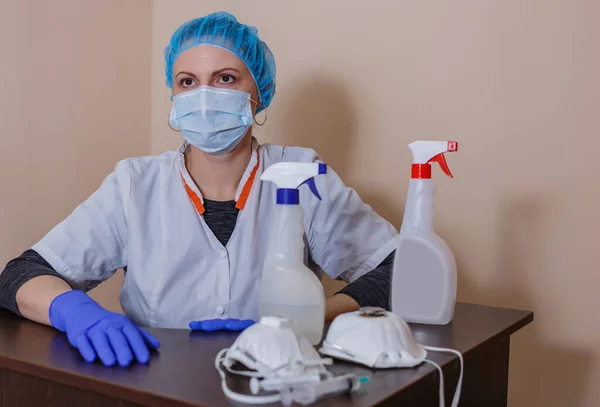 Kobieta Lekarz Sterylnej Masce Mundurze Przerwie Prewencji Podczas Pandemii Covid — Zdjęcie stockowe