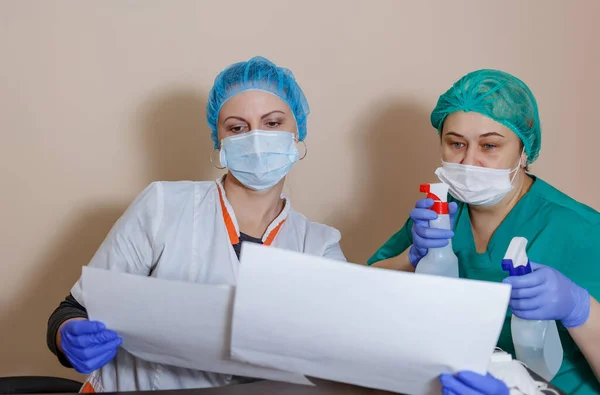 Steril maskeli ve üniformalı bir kadın doktor covid-19 koronavirüs salgınını önledikten sonra ara verdi.