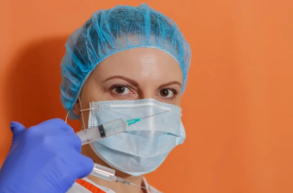 Lekarz Noszący Maskę Ochronną Rękawiczki Pokazuje Strzykawkę Szczepionką Pracy Pandemią — Zdjęcie stockowe