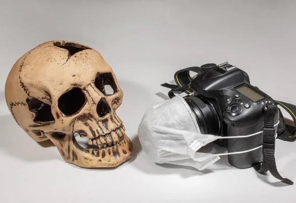 Crânio Humano Uma Câmara Com Máscara Médica Como Protecção Prevenção — Fotografia de Stock