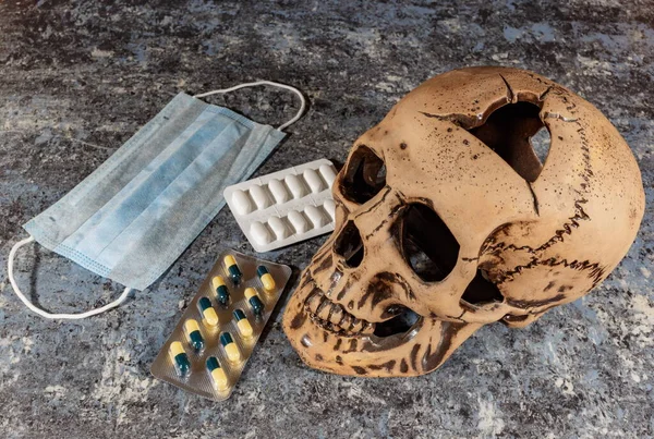 Crânio Homem Com Uma Máscara Médica Encontra Entre Seringas Comprimidos — Fotografia de Stock