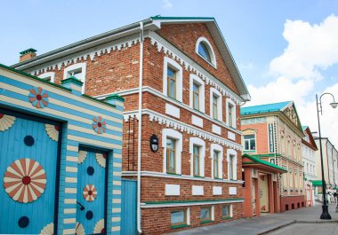 Turistler yazın tarihi Kazan kentinde yürürler.