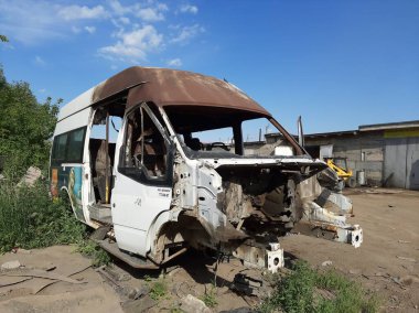 Yolcu minibüsü Ford, iyileşme ihtimali olmayan bir yangından sonra geçiş yapıyor