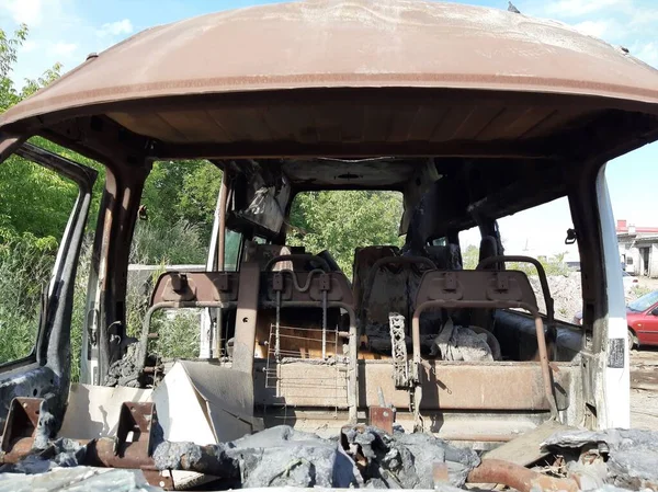 Yolcu minibüsü Ford, iyileşme ihtimali olmayan bir yangından sonra geçiş yapıyor