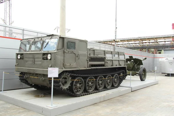 Verkhnyayaピシュマの野外での軍事装甲車や自動車機器の博物館や展示会複合体 — ストック写真