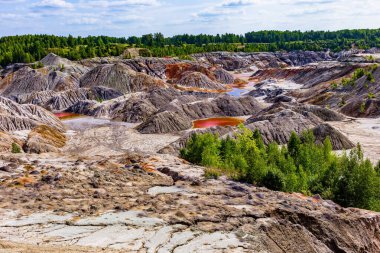 Kraterler ve nehirlerle dolu uzay vadisinin sonbahar manzarası bulutlu ve yansımalı mavi gökyüzüne karşı