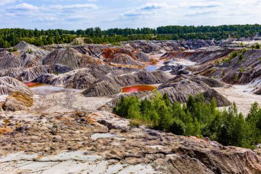Kraterler ve nehirlerle dolu uzay vadisinin sonbahar manzarası bulutlu ve yansımalı mavi gökyüzüne karşı