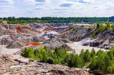 Kraterler ve nehirlerle dolu uzay vadisinin sonbahar manzarası bulutlu ve yansımalı mavi gökyüzüne karşı