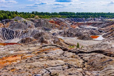 Kraterler ve nehirlerle dolu uzay vadisinin sonbahar manzarası bulutlu ve yansımalı mavi gökyüzüne karşı