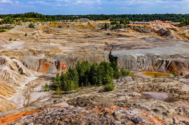 Kraterler ve nehirlerle dolu uzay vadisinin sonbahar manzarası bulutlu ve yansımalı mavi gökyüzüne karşı