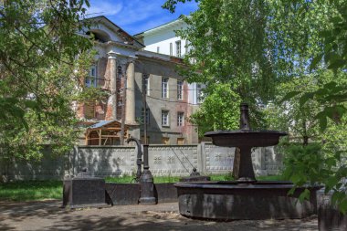 Araştırmalar Kishtym şehrinin etrafındaki tarihçilerle birlikte yürür ve mimari eserleri, yıkımları ve restorasyonlarını inceler.