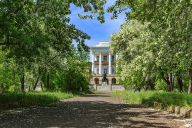 Araştırmalar Kishtym şehrinin etrafındaki tarihçilerle birlikte yürür ve mimari eserleri, yıkımları ve restorasyonlarını inceler.