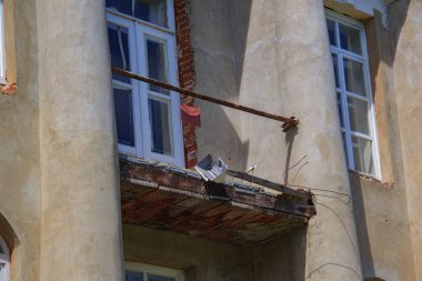 Araştırmalar Kishtym şehrinin etrafındaki tarihçilerle birlikte yürür ve mimari eserleri, yıkımları ve restorasyonlarını inceler.