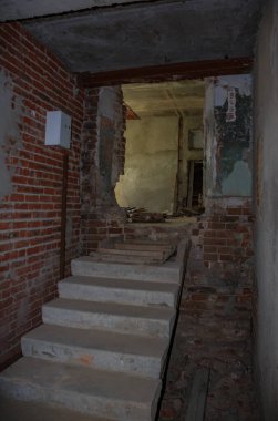 Araştırmalar Kishtym şehrinin etrafındaki tarihçilerle birlikte yürür ve mimari eserleri, yıkımları ve restorasyonlarını inceler.