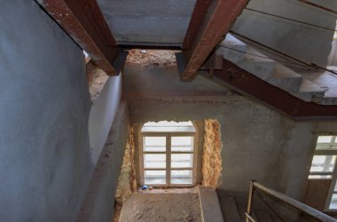 Araştırmalar Kishtym şehrinin etrafındaki tarihçilerle birlikte yürür ve mimari eserleri, yıkımları ve restorasyonlarını inceler.