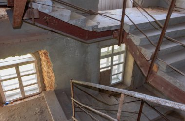 Araştırmalar Kishtym şehrinin etrafındaki tarihçilerle birlikte yürür ve mimari eserleri, yıkımları ve restorasyonlarını inceler.