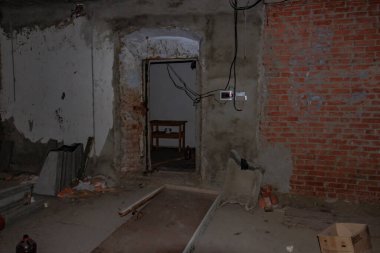 Araştırmalar Kishtym şehrinin etrafındaki tarihçilerle birlikte yürür ve mimari eserleri, yıkımları ve restorasyonlarını inceler.