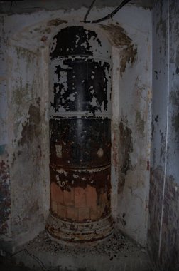 Araştırmalar Kishtym şehrinin etrafındaki tarihçilerle birlikte yürür ve mimari eserleri, yıkımları ve restorasyonlarını inceler.