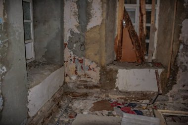 Araştırmalar Kishtym şehrinin etrafındaki tarihçilerle birlikte yürür ve mimari eserleri, yıkımları ve restorasyonlarını inceler.