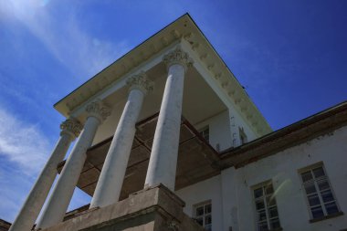 Araştırmalar Kishtym şehrinin etrafındaki tarihçilerle birlikte yürür ve mimari eserleri, yıkımları ve restorasyonlarını inceler.