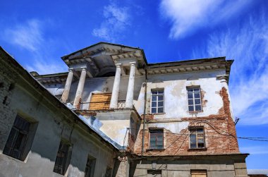 Araştırmalar Kishtym şehrinin etrafındaki tarihçilerle birlikte yürür ve mimari eserleri, yıkımları ve restorasyonlarını inceler.