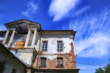 Araştırmalar Kishtym şehrinin etrafındaki tarihçilerle birlikte yürür ve mimari eserleri, yıkımları ve restorasyonlarını inceler.