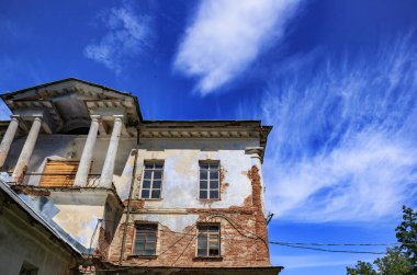 Araştırmalar Kishtym şehrinin etrafındaki tarihçilerle birlikte yürür ve mimari eserleri, yıkımları ve restorasyonlarını inceler.