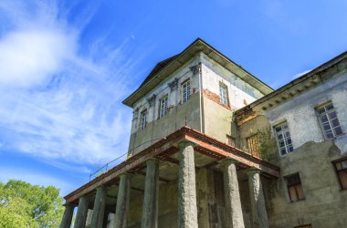 Araştırmalar Kishtym şehrinin etrafındaki tarihçilerle birlikte yürür ve mimari eserleri, yıkımları ve restorasyonlarını inceler.