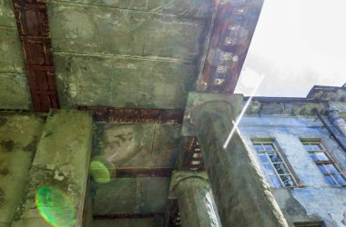 Araştırmalar Kishtym şehrinin etrafındaki tarihçilerle birlikte yürür ve mimari eserleri, yıkımları ve restorasyonlarını inceler.