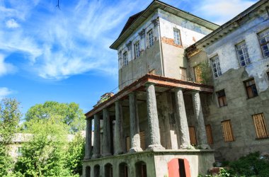 Araştırmalar Kishtym şehrinin etrafındaki tarihçilerle birlikte yürür ve mimari eserleri, yıkımları ve restorasyonlarını inceler.