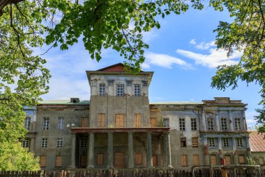 Araştırmalar Kishtym şehrinin etrafındaki tarihçilerle birlikte yürür ve mimari eserleri, yıkımları ve restorasyonlarını inceler.