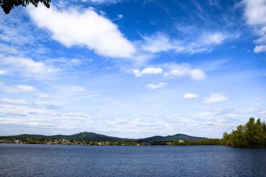 Araştırmalar Kishtym şehrinin etrafındaki tarihçilerle birlikte yürür ve mimari eserleri, yıkımları ve restorasyonlarını inceler.