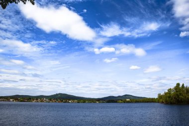 Araştırmalar Kishtym şehrinin etrafındaki tarihçilerle birlikte yürür ve mimari eserleri, yıkımları ve restorasyonlarını inceler.