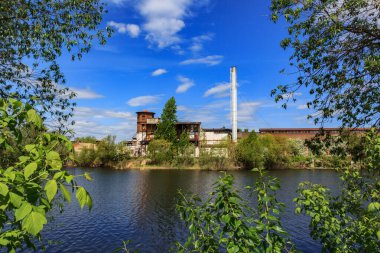 Araştırmalar Kishtym şehrinin etrafındaki tarihçilerle birlikte yürür ve mimari eserleri, yıkımları ve restorasyonlarını inceler.