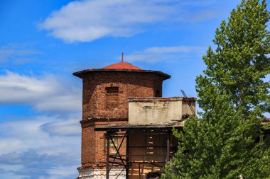 Araştırmalar Kishtym şehrinin etrafındaki tarihçilerle birlikte yürür ve mimari eserleri, yıkımları ve restorasyonlarını inceler.