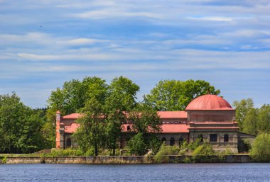 Araştırmalar Kishtym şehrinin etrafındaki tarihçilerle birlikte yürür ve mimari eserleri, yıkımları ve restorasyonlarını inceler.