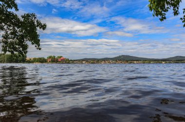 Araştırmalar Kishtym şehrinin etrafındaki tarihçilerle birlikte yürür ve mimari eserleri, yıkımları ve restorasyonlarını inceler.