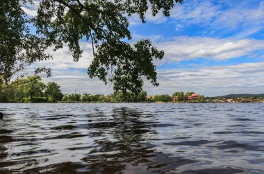 Araştırmalar Kishtym şehrinin etrafındaki tarihçilerle birlikte yürür ve mimari eserleri, yıkımları ve restorasyonlarını inceler.