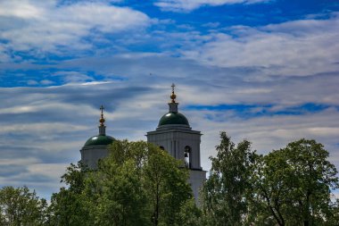 Araştırmalar Kishtym şehrinin etrafındaki tarihçilerle birlikte yürür ve mimari eserleri, yıkımları ve restorasyonlarını inceler.