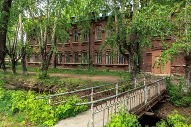 Araştırmalar Kishtym şehrinin etrafındaki tarihçilerle birlikte yürür ve mimari eserleri, yıkımları ve restorasyonlarını inceler.