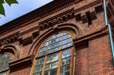 Araştırmalar Kishtym şehrinin etrafındaki tarihçilerle birlikte yürür ve mimari eserleri, yıkımları ve restorasyonlarını inceler.