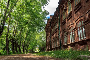 Araştırmalar Kishtym şehrinin etrafındaki tarihçilerle birlikte yürür ve mimari eserleri, yıkımları ve restorasyonlarını inceler.