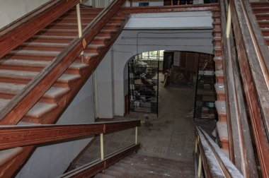 Araştırmalar Kishtym şehrinin etrafındaki tarihçilerle birlikte yürür ve mimari eserleri, yıkımları ve restorasyonlarını inceler.